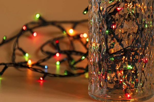 Coloridas luces de guirnalda multicolor de Navidad en un frasco de vidrio. Luz de Navidad con copyspace para el marco de año nuevo o diseño de Navidad. Aparador de ventana . — Foto de Stock