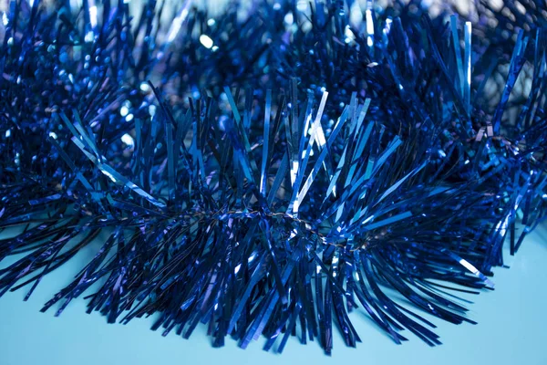 Sfondo natalizio. Addobbi natalizi, tinte tinsel in classico blu. Copyspace . Immagini Stock Royalty Free