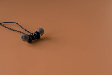 Telefon için siyah kablosuz bluetooth kulaklık. Telefon için kulaklık