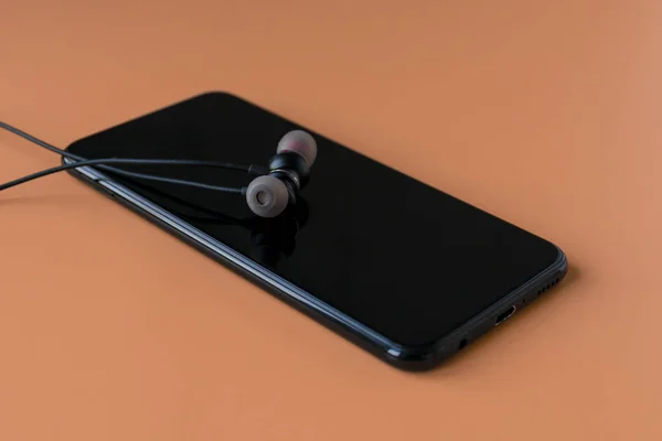 Schwarze drahtlose Bluetooth-Kopfhörer für das Telefon. Kopfhörer für Handy — Stockfoto