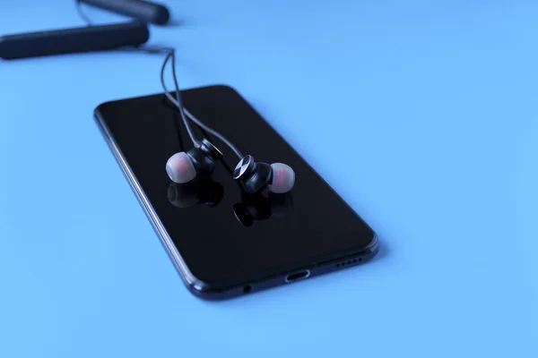 Black wireless bluetooth headphones for the phone. Headset for phone — Stock Photo, Image