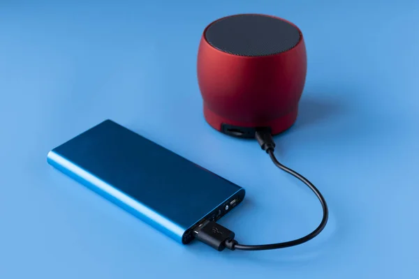 Powerbank zum Laden mobiler Geräte und Geräte. blaues Smartphone-Ladegerät mit Powerbank. externer Akku für drahtlose Kopfhörer und Lautsprecher — Stockfoto