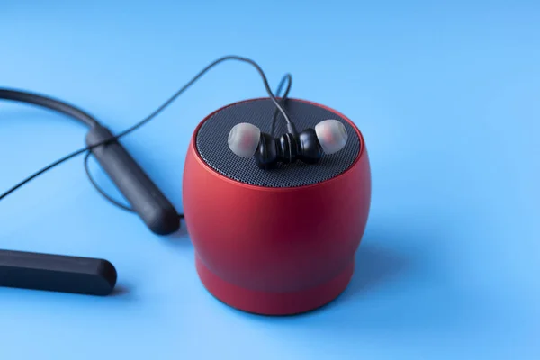 Appareils Bluetooth sans fil pour téléphone, écouteurs noirs et haut-parleur rouge. Casque pour téléphone — Photo