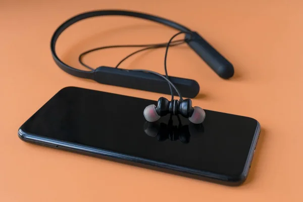 Black wireless headphones for the phone. Headset for phone — Stock Photo, Image