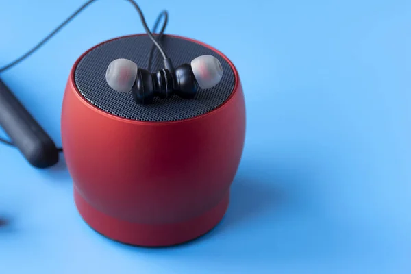Funkgeräte für das Telefon, schwarze Kopfhörer und ein roter Lautsprecher. Kopfhörer für Handy — Stockfoto