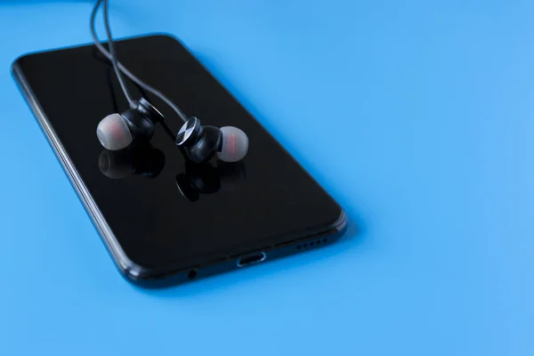 Schwarze drahtlose Kopfhörer für das Telefon. Kopfhörer für Handy — Stockfoto