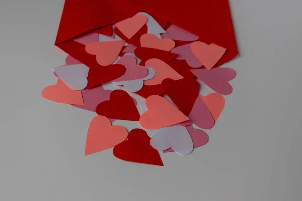 Red heart made of paper around a red envelope, red holiday envelope. Valentine's Day, Valentine's Day. Wedding. — Stockfoto