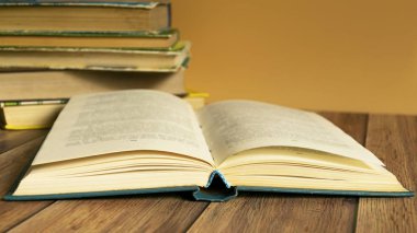 Sarı sayfalı bir yığın eski kitap. Kitap ciltleyici. Bilgi ve eğitim.