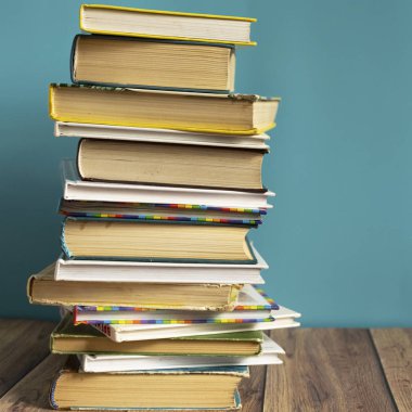 Sarı sayfalı bir yığın eski kitap. Kitap ciltleyici. Bilgi ve eğitim.