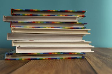 Sayfalar için yer imleri olan bir yığın farklı yer imi. Kitap ciltleyici. Bilgi ve eğitim. Çocuklar için kitaplar. Okul kütüphanesi.