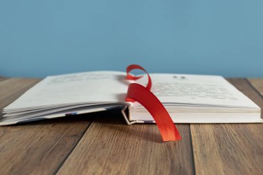 Sayfalar için yer imi olan açık bir kitap masanın üzerinde yatıyor. Kitap ciltleyici. Bilgi ve eğitim. Çocuklar için kitaplar.