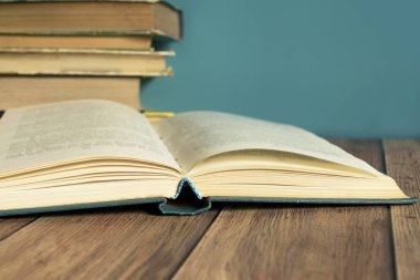 Sarı sayfalı bir yığın eski kitap. Kitap ciltleyici. Bilgi ve eğitim.