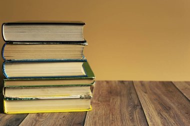 Sarı sayfalı bir yığın eski kitap. Kitap ciltleyici. Bilgi ve eğitim.