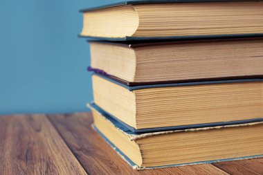 Sarı sayfalı bir yığın eski kitap. Kitap ciltleyici. Bilgi ve eğitim.