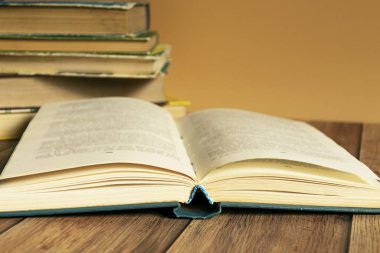 Sarı sayfalı bir yığın eski kitap. Kitap ciltleyici. Bilgi ve eğitim.