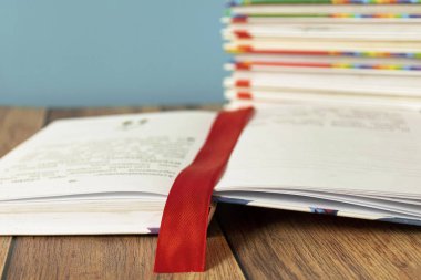 Sayfalar için yer imi olan açık bir kitap masanın üzerinde yatıyor. Kitap ciltleyici. Bilgi ve eğitim. Çocuklar için kitaplar.