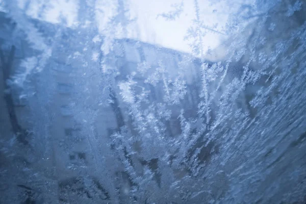 Frost op een autoraam. Tekenen op glas uit ijs. Koude winter. IJs — Stockfoto