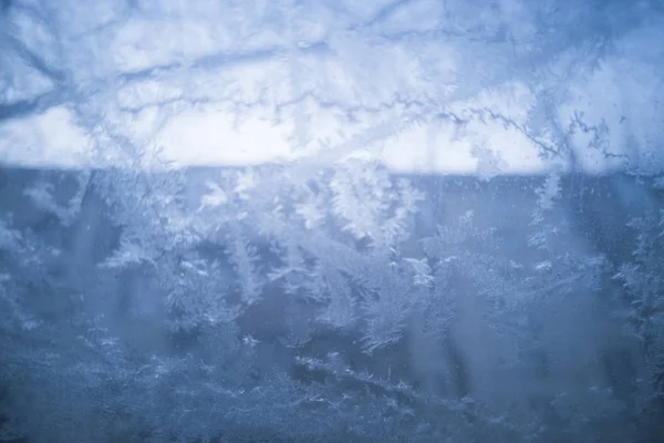 Escarcha en la ventana de un coche. Dibujo sobre vidrio de hielo. Invierno frío. Escarcha — Foto de Stock