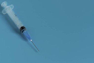 Şırınganın yanında bir şişe ilaç. Virüs ve grip için ilaçlar. Tıbbi ilaçlar ve antibiyotikler. Coronavirus, kişisel koruyucu ekipman, şırıngalı ilaç, aşı ve tabletler.