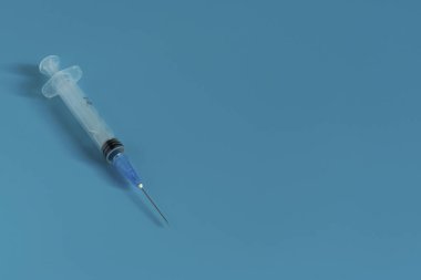 Şırınganın yanında bir şişe ilaç. Virüs ve grip için ilaçlar. Tıbbi ilaçlar ve antibiyotikler. Coronavirus, kişisel koruyucu ekipman, şırıngalı ilaç, aşı ve tabletler.