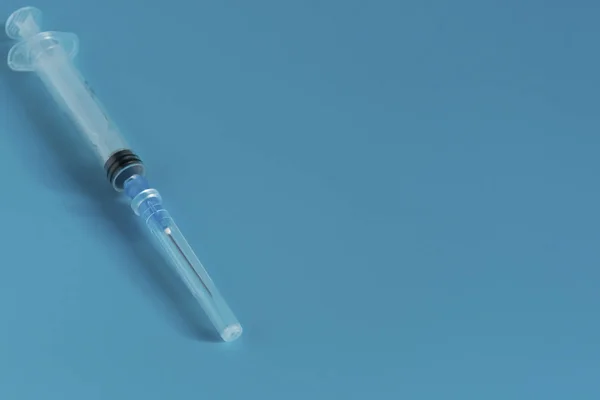 Une bouteille de médicament à côté d'une seringue. Médicaments contre le virus et la grippe. Pilules médicales et antibiotiques. Coronavirus, équipement de protection individuelle, médicament avec une seringue, vaccin et comprimés — Photo