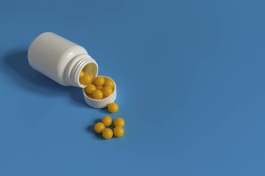 Coronavirus. Mavi arka planda haplar. Kişisel koruyucu ekipman. İlaç aşısı ve haplar. Virüs ve grip için ilaçlar. Antibiyotikler. Virüs, sağlık ve tıp kavramı