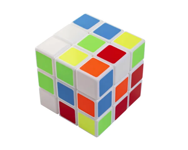 Almati, Kazahsztán. 2020. február 6. Klasszikus Rubik kocka 3x3x3 fehér háttérrel, izolálni. Rubik Erno magyar építész találta fel 1974-ben. Logikus gondolkodás, összetett problémák megoldása — Stock Fotó