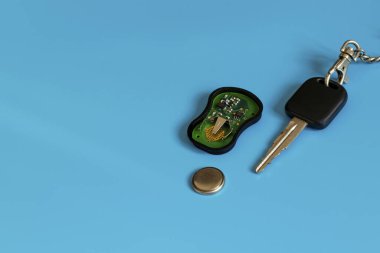 Uzaktan kumandalı araba anahtarı. Arabalar için alarm. Kırık eski, devre, pil.