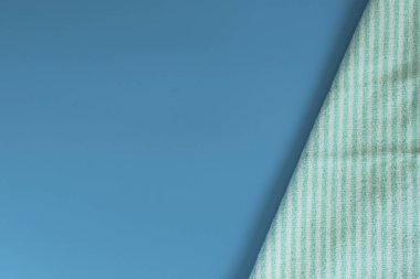 Mavi arka planda yumuşak terli pamuk havlu. Banyo havlusu. Kişisel eşyalar..