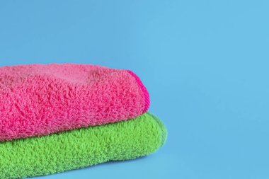 Mavi arka planda yumuşak terli pamuk havlu. Banyo havlusu. Kişisel eşyalar..