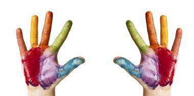 Çok renkli boyalı çocuğun elleri var. Suluboya, guaj, boya fırçalarını ayır