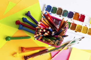 Suluboya, guaj, boya fırçaları, renkli boya kalemleri, çıkartmalar. Çizim, yaratıcılık ve hobiler için hazır..