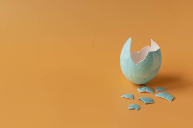 Turuncu arka planda renkli yumurtalar. Paskalya bayramı, aile gelenekleri. Paskalya yumurtaları.