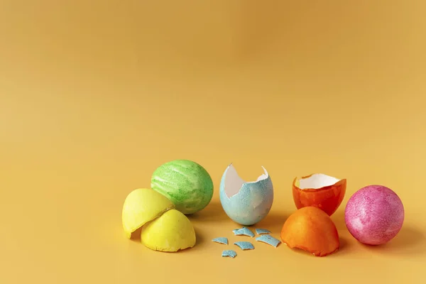 Gekleurde Eieren Een Oranje Achtergrond Paasvakantie Familietradities Paaseieren — Stockfoto