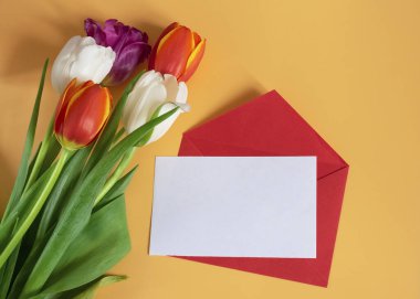 Turuncu arka planda bir buket lale. Anneler Günü kavramı, Paskalya, bahar, aşk, kartpostal