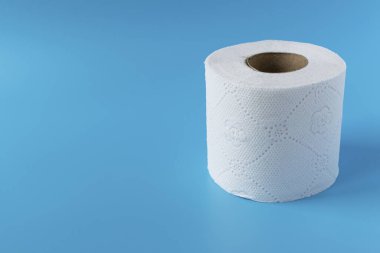 Mavi arka planda tuvalet kağıdı rulosu. Tuvalet için kişisel temizlik malzemesi.