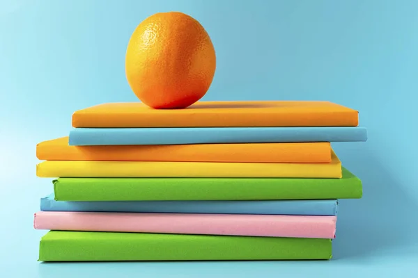 Een Stapel Boeken Leerboeken Afstandsonderwijs Schooljongen Doet Huiswerk — Stockfoto