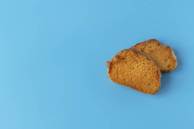 Mavi arka planda çıtır kraker. Tuzlu çay bisküvileri. Sağlıklı Diyet Atıştırması.