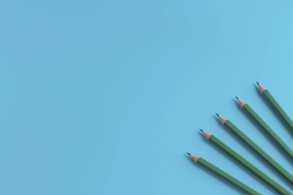 Groene Potloden Een Blauwe Achtergrond Teken Tekengereedschap — Stockfoto