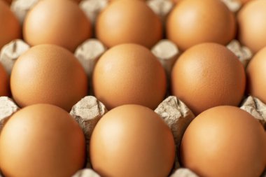 Kağıt ambalajda kahverengi yumurta. Yumurta kabı. Geri dönüşüm. Sağlıklı köy kahvaltısı