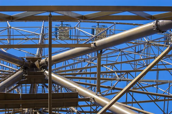 Detalhes metálicos da roda gigante no fundo do céu — Fotografia de Stock