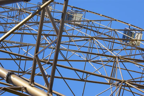 Détails métallurgiques de la roue ferris au fond du ciel — Photo