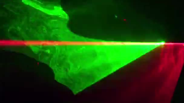 Πολύχρωμα φώτα μέσα από τον καπνό σε μια συναυλία — Αρχείο Βίντεο