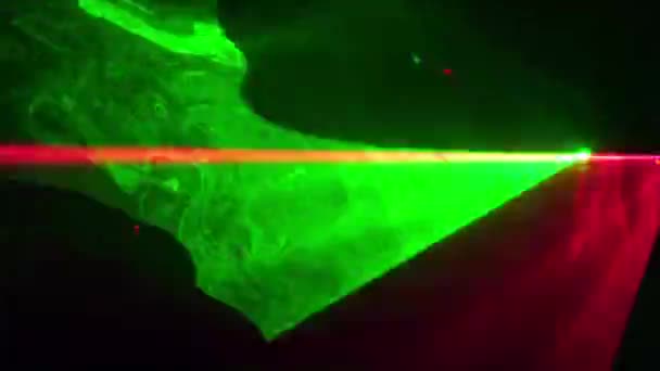 Luci colorate attraverso il fumo in un concerto — Video Stock