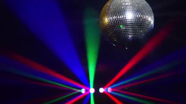 Ayna topları Döndür ve gece kulübü dumana yoluyla kırılma projektörler ışıkları yansıtır — Stok video