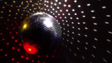 Ayna topları Döndür ve gece kulübü dumana yoluyla kırılma projektörler ışıkları yansıtır