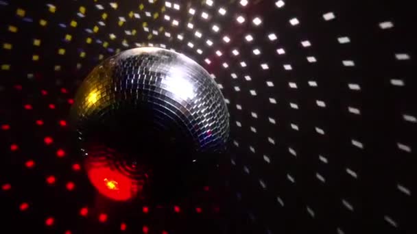 Le palle dello specchio ruotano e riflettono le luci dei proiettori che sfondano il fumo al night club — Video Stock