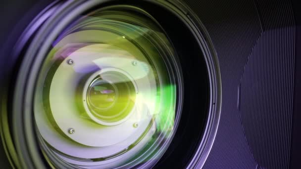 Mening van de glazen elementen in de lens van een camera. Doelstelling onder geel licht. Tilt-shift gebruik. — Stockvideo