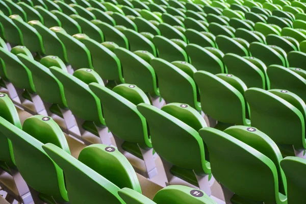 Sedací řádky v stadion s zvětralých židle — Stock fotografie