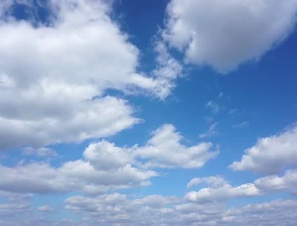 Nuvens no céu azul por cima da cidade. Prazo de validade . — Vídeo de Stock